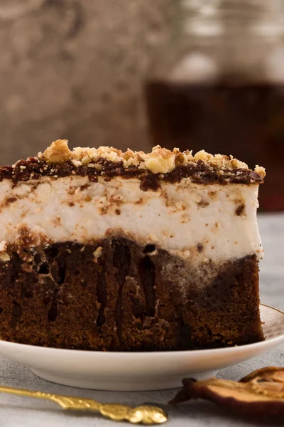 Çikolatalı kek yakın çekim. Dikey. Açık renkli.