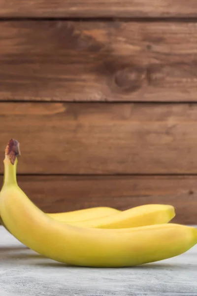 Uma Banana Madura Pele Fundo Madeira Vertical — Fotografia de Stock