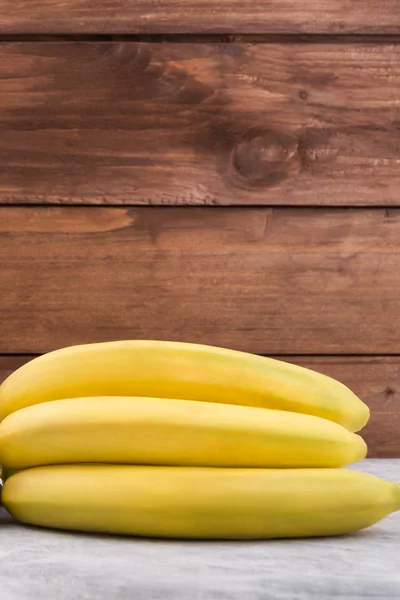 Fruta Tropical Banana Madura Pele Amarela Fundo Madeira — Fotografia de Stock