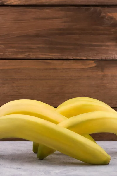 Fruta Tropical Fruta Banana Inteira Casca Amarela Vertical Fundo Madeira — Fotografia de Stock
