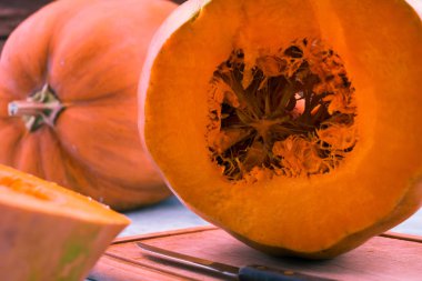 Olgun kabak kesim içinde. Turuncu hamuru ile dilim. Lifler meyve ortasında. Açık renkli. Sebze kesme.