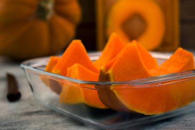 Dilimlenmiş kabak parçaları. Turuncu olgun eti. Yakın çekim. Cam yemek pişirmek için. Açık renkli.