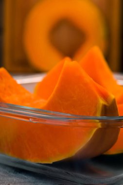 Turuncu kabak parçası. Züccaciye Mağazaları ile şeffaf duvarlar. Dikey.