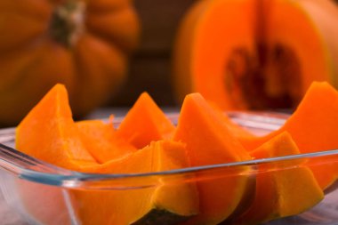 Portakal eti ile kabak parçaları. Pişirme için cam ürünleri. Çiğ gıda.