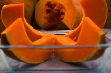 Olgun kabak dilimlenmiş. Turuncu ortasında. Cam kap. Açık renkli.