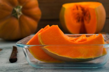 Vitamini yiyecek. Bir cam kase çiğ kabak. Portakal eti dilim. Açık renkli.
