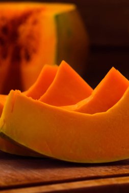 Ahşap bir tahtada kabak parçaları. Dikey çerçeve. Yakın çekim.