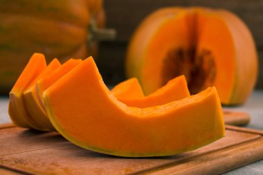 Olgun kabak dilimlenmiş. Turuncu olgun eti. Adet portakal posa.