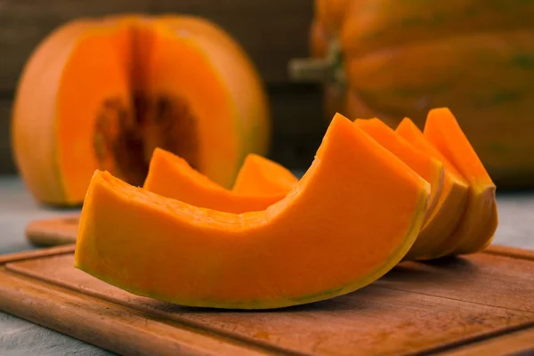 Кусочки Апельсиновой Тыквы Спелые Овощи Вегетарианская Еда Деревянная Доска — стоковое фото