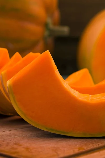 Trozos Calabaza Con Medio Naranja Rebanado Una Tabla Madera Comida — Foto de Stock