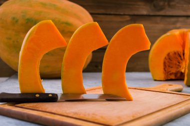 Kabak dilim kavurma için sıra kesti. Meyve portakal hamuru. Çiğ sebze. Açık renkli.