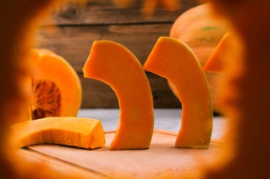 Yemiş doğrultusunda olgun kabak dilimleri. Kabak dilim skeç. Meyve portakal hamuru. Ahşap arka plan.