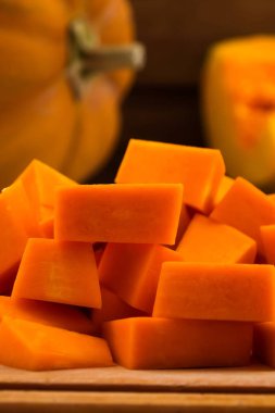 Kabak eti parçalar koparıp. Dikey. Ahşap arka plan.