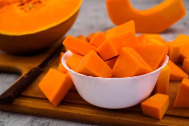 Beyaz bir kase kabak dilimleri. Vejetaryen yiyecekler. Çiğ sebze. Vejetaryen yiyecekler.