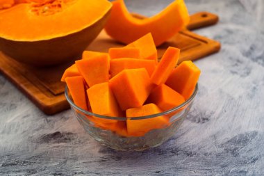 Kabak bir yuvarlak cam levha içinde parçaları. Çiğ sebze. Vejetaryen yiyecekler. Açık renkli.