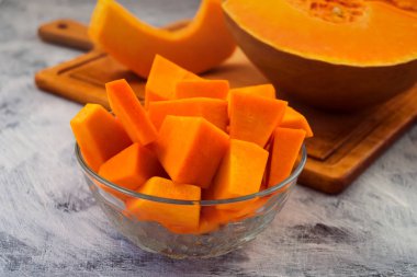 Bir cam levha doğranmış kabak. Açık renkli. Çiğ sebze. Vejetaryen yiyecekler.