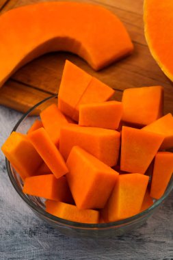 Bir tabak içinde olgunlaşmış kabak parçaları. Meyve portakal hamuru. Vejetaryen yiyecekler. Çiğ sebze.