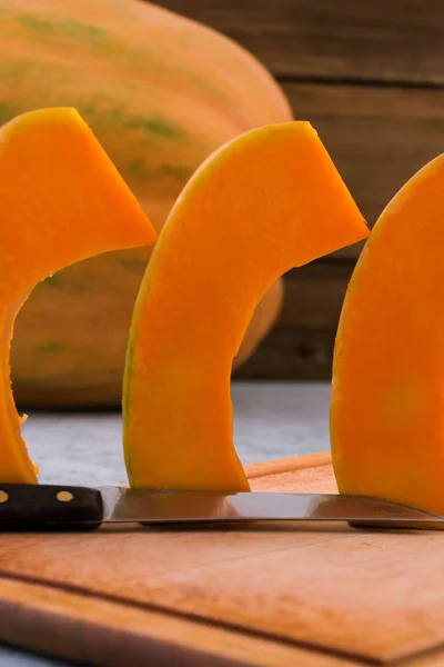 Las Rodajas Calabaza Una Tabla Madera Gira Pulpa Naranja Fruta — Foto de Stock