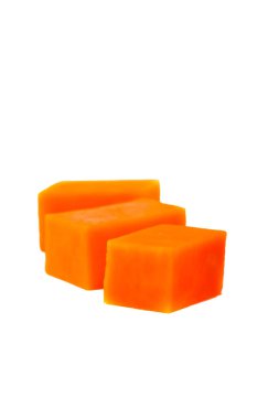 Çiğ kabak küpleri. Olgun meyve portakal eti. Dikey. Beyaz arka plan üzerinde izole.