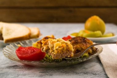 Peynir kabuk altında et güveç çanağı. Marine domates. Açık renkli. Kopya alanı.