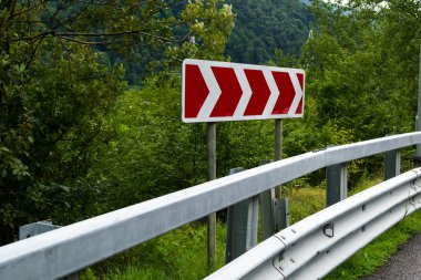 Kırmızı ve beyaz yol tabelasını.