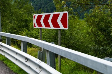 Yol yön göstergesi. Kırmızı ve beyaz okları.