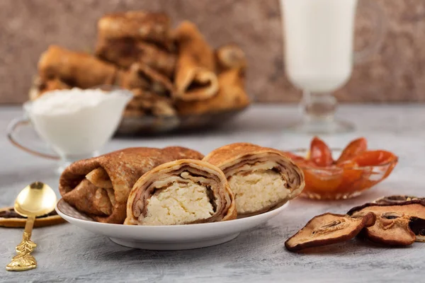 Corta Los Panqueques Relleno Requesón Mermelada Albaricoque Rodajas Pera Seca — Foto de Stock