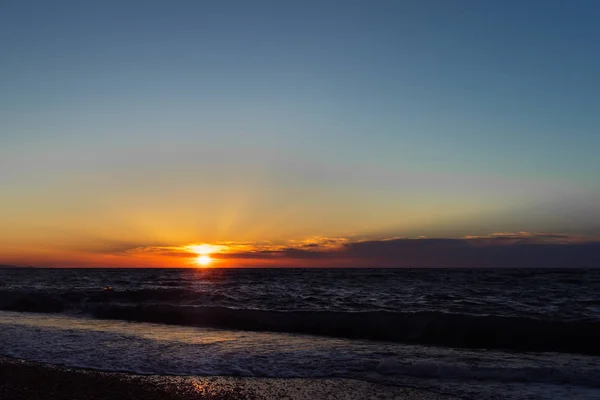 Zonsondergang Zee Uiteenlopende Stralen Van Zon Tussen Wolken Kleine Zee — Stockfoto