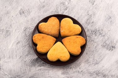 Sevgililer günü için ev yapımı kek. Çerezler yuvarlak bir plaka üzerinde kalp şeklinde.