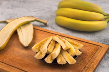 Bir erkek ve bir kadın figürleri bir kabak oyma. İnsanlar arasındaki ilişkileri kavramı. Dilimlenmiş olgun kabak küpleri.