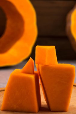 Bir kabak parçaları gelen insanların stilize rakamlar. Karşılıklı sevgi kavramı. Dikey. Ahşap arka plan.