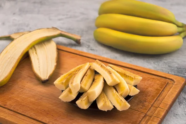 Bir erkek ve bir kadın figürleri bir kabak oyma. İnsanlar arasındaki ilişkileri kavramı. Dilimlenmiş olgun kabak küpleri.