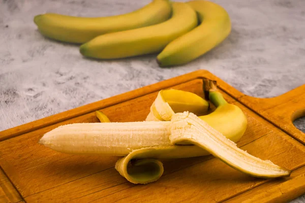 Banana Madura Com Carne Branca Fundo Madeira Frutos Tropicais — Fotografia de Stock