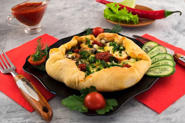 Mini Pizza Med Skivor Gurka Tomat Och Färsk Dill Svart — Stockfoto