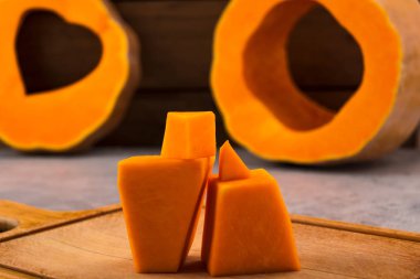 İnsan ilişkileri kavramı. Bir erkek ve bir kadından bir kabak stilize rakamlar. Ahşap arka plan.