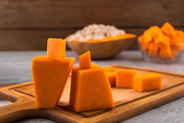 İnsanlar, rakamlar dilimlenmiş kabak parçalarıyla katlanmış. İnsan ilişkileri kavramı.