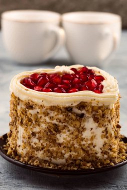 Nar ve fındık ile kalp şeklinde pasta bir parça.