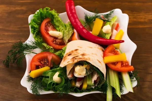 Dünnes Fladenbrot Mit Fleisch Und Frischem Gemüse Burrito Traditionelles Mexikanisches — Stockfoto