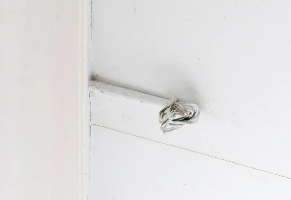 สายไฟท แขวนอย บนเพดาน การปร บปร — ภาพถ่ายสต็อก