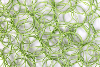 Beyaz arkaplanda küçük lastik bantları kapat