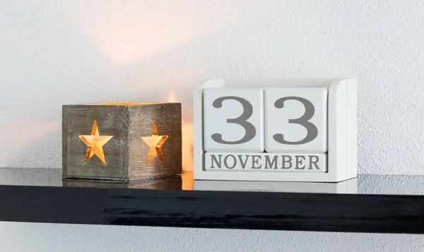 Biały Blok Kalendarza Obecnie Daty Miesiąca Listopada Tle Białej Ściany — Zdjęcie stockowe