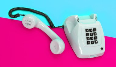 Renkli bir arka plan ile Vintage gri telefon