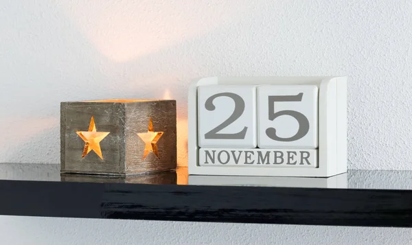 Biały Blok Kalendarza Miesiąca Listopada Tle Białej Ściany Obecna Data — Zdjęcie stockowe