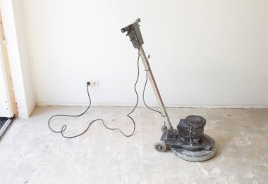 İnşaat iş kavramı: Beton yüzey zımpara makinesi: işçi çimento zemin pürüzsüz beton zımparalama makinesi kullanın.