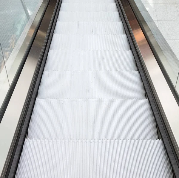 机场购物中心的自动扶梯 往下走 — 图库照片