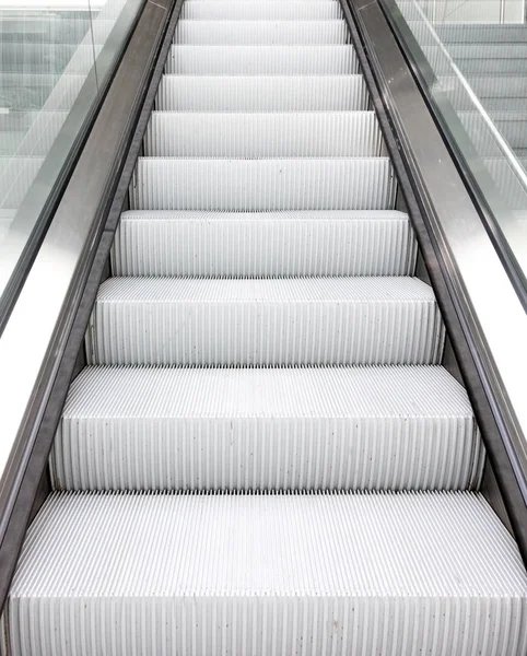 机场购物中心的自动扶梯 向上走 — 图库照片