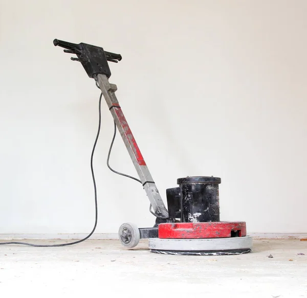 建設事業コンセプト コンクリート表面研磨機 労働者は セメントの床を滑らかにするコンクリートの研磨機を使用 — ストック写真