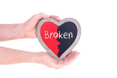 -Beyaz izole - kara tahta kırık kalp tutan yetişkin şeklinde