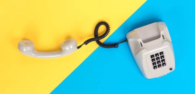 Renkli bir arka plan ile Vintage gri telefon