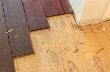 Bir evde bir katı ahşap zemin kesiliyor